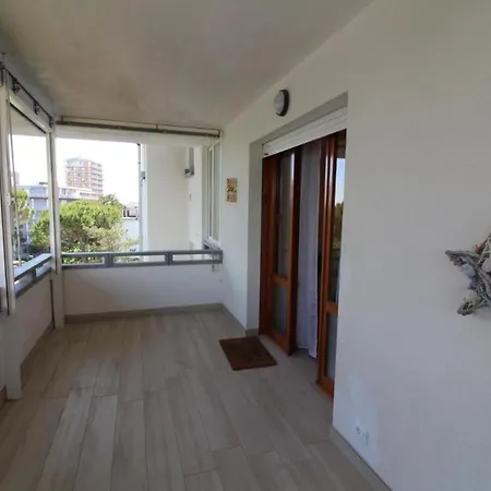 Elegant Retreat With Pool View Apartman *