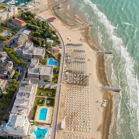 Elegant Retreat With Pool View Apartman *