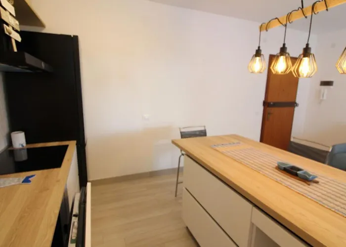 Apartman Elegant Retreat With Pool View