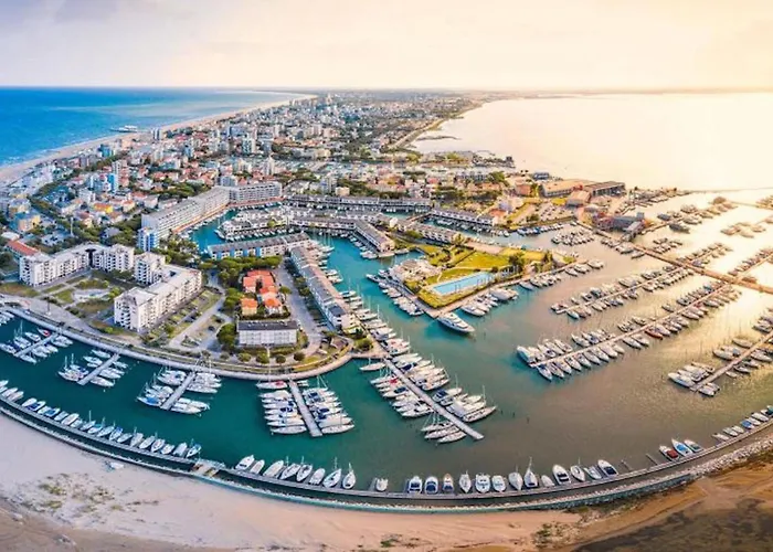 Elegant Retreat With Pool View Apartman