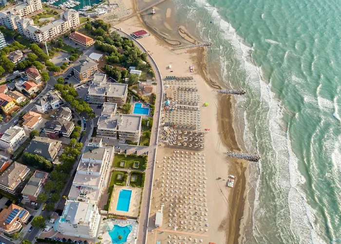 Elegant Retreat With Pool View Apartman *